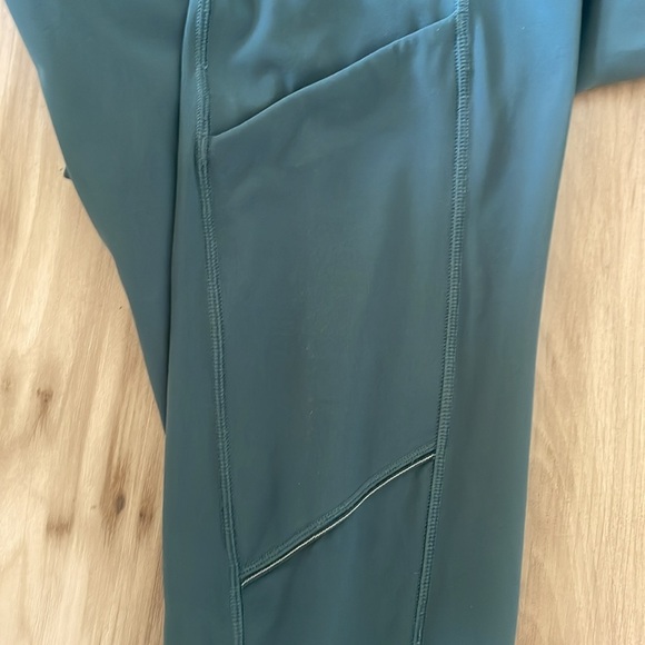 Barely worn Lululemon Speed Up Crop 21" - Picture 9 of 10